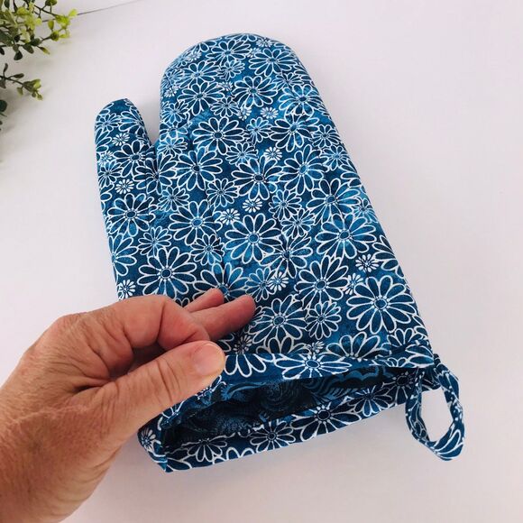 Oven Mitt, Paisley Blue and Daisies Print, Baking Gift Idea - Picture 2 of 2